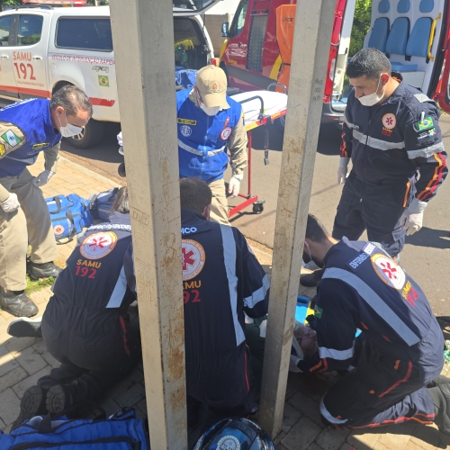 Mulher fica ferida após colidir motoneta contra lixeira no Parque Hortência 2