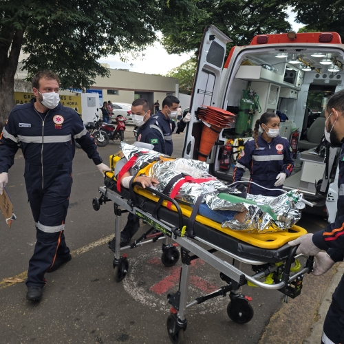 Acidente entre carro e moto deixa mulher gravemente ferida na Zona 2, em Maringá