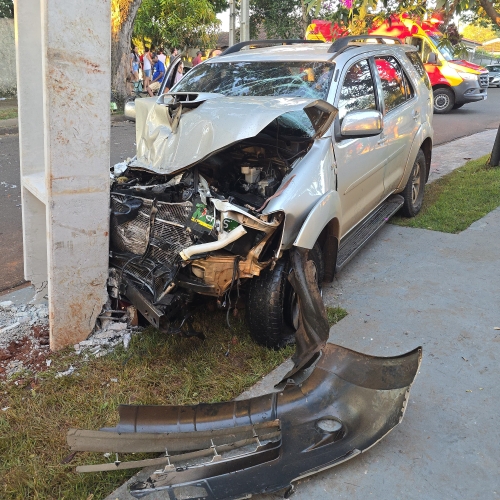 Perseguição após colisão termina com caminhonete contra ônibus e poste em Maringá