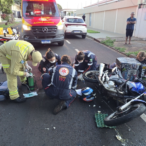Grave colisão entre ciclista e motoboy deixa dois feridos em estado grave em Maringá
