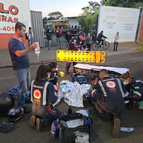 Motociclista sofre fratura exposta após colisão grave na Avenida Brasil