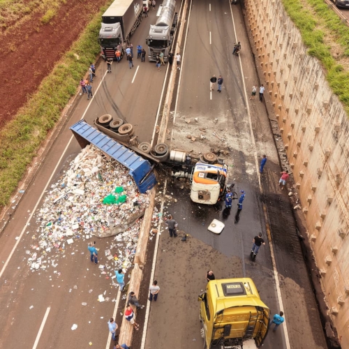 Caminhão da Defesa Civil tomba no Contorno Norte e causa congestionamento quilométrico em Maringá