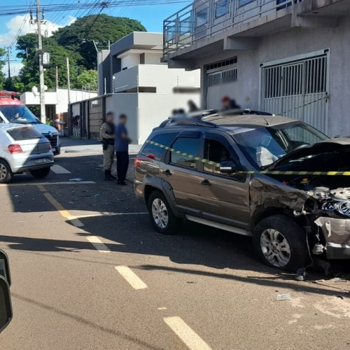 Motorista e criança escapam após forte colisão em cruzamento de Sarandi