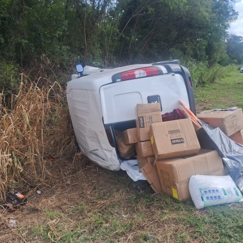 Gestante de oito meses fica ferida após tombamento de utilitário na BR-376, em Marialva