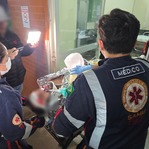 Motociclista é entubado após grave acidente entre moto e carro na Avenida Cerro Azul