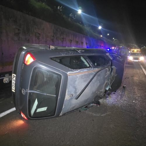 Carro capota no Contorno Norte e mobiliza Corpo de Bombeiros e Samu em Maringá 
