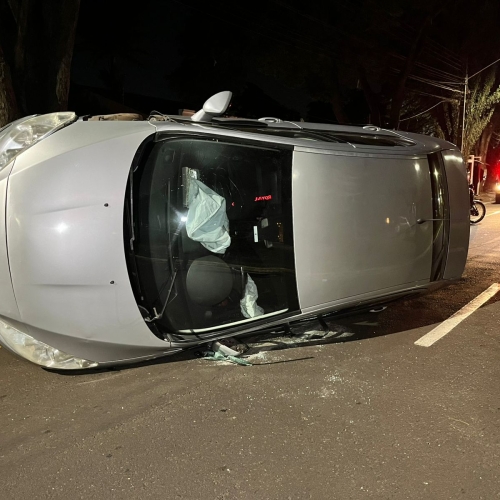 Colisão entre Peugeot e Nissan termina com carro tombado na Avenida Brasil, em Maringá