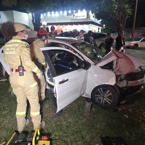 Carro bate contra árvore e mulher fica ferida na Avenida Cerro Azul, em Maringá