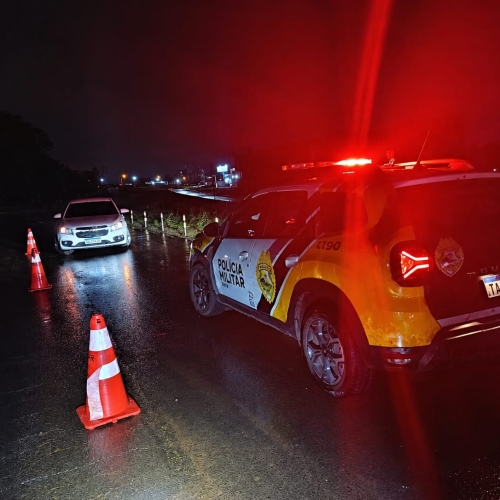 Condutor bêbado provoca acidente com viatura da PRE na rodovia PR-317 em Maringá