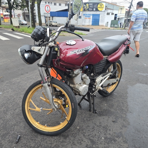 Conversão em cruzamento termina em acidente grave envolvendo motociclista em Maringá