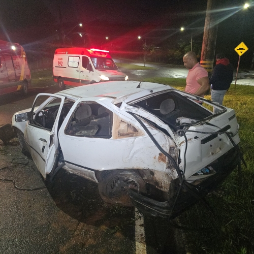 Chuva e alta velocidade terminam em grave acidente na Nildo Ribeiro da Rocha