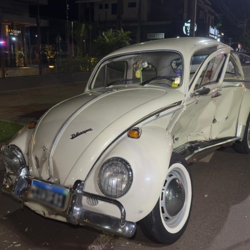 Fusca de colecionador fica destruído após forte colisão na Avenida Gastão Vidigal