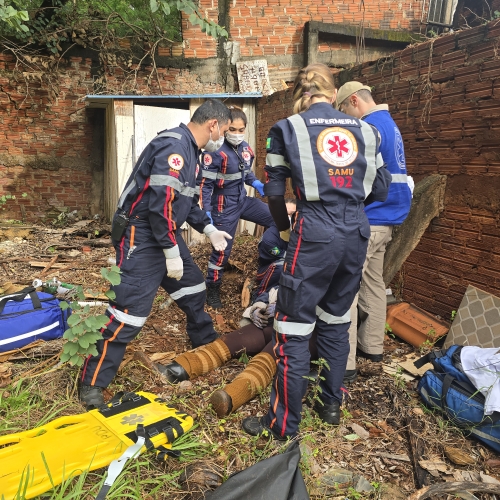 Idosa cai de barranco ao limpar quintal e sofre fratura em Maringá