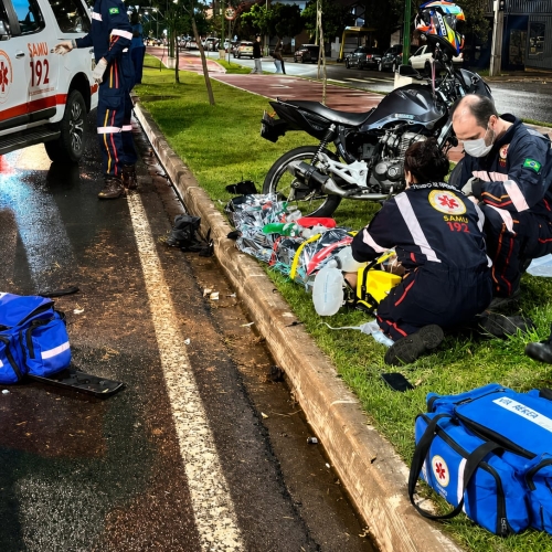 Motorista com habilitação suspensa invade preferencial e motociclista é intubado após grave acidente
