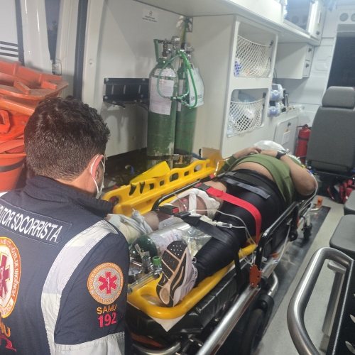 Gestante de oito meses sofre fratura exposta após grave acidente entre moto e carro em Maringá