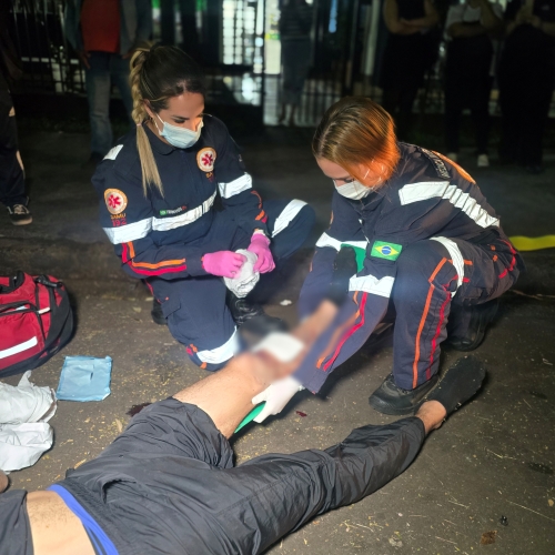 Tentativa de desviar de carro termina com motociclista gravemente ferido em Maringá