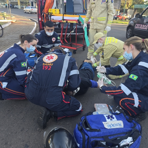 Motociclista sofre fratura grave após bater na traseira de Fiat Toro em rotatória de Maringá