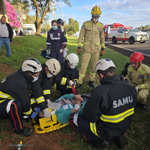 Mulher de 52 anos fica ferida em colisão entre carro e carreta na rodovia BR-376