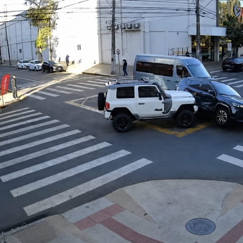 Motorista provoca acidente no centro de Maringá após passar no semáforo vermelho