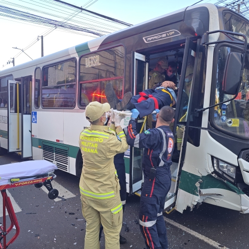 Motorista avança preferencial e provoca grave acidente entre carro importado e ônibus no Centro de Maringá