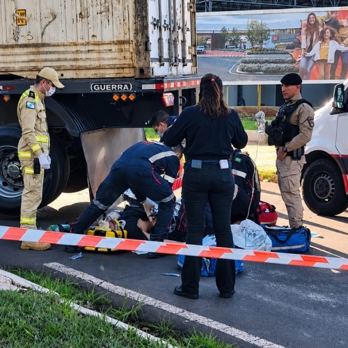 Jovem de 19 anos fica em estado gravíssimo após bater moto na traseira de carreta em Maringá