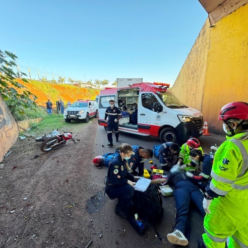 Acidente mobiliza helicóptero do Samu no acesso a Marialva após colisão de moto contra paredão