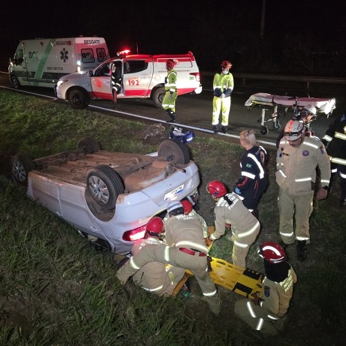 Família sofre capotamento na BR-376; criança é ejetada da cadeirinha e mulher fica presa às ferragens
