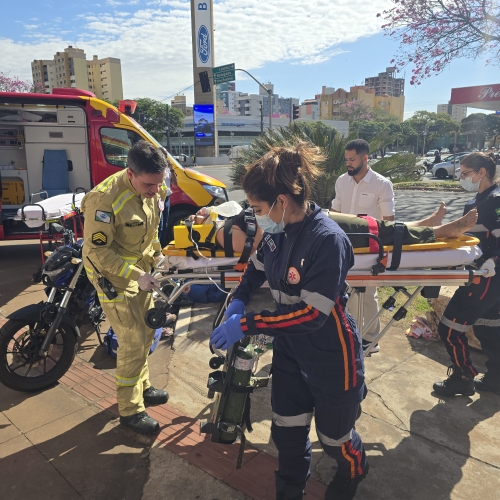 Conversão repentina de automóvel provoca grave acidente e deixa mãe e filho feridos na Avenida Colombo