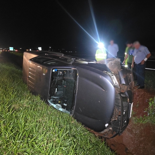 Homem de 65 anos escapa ileso após capotar caminhonete na PR-317 em Floresta