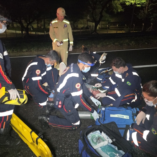 Casal fica ferido após moto bater na traseira de caminhão na PR-317, em Maringá
