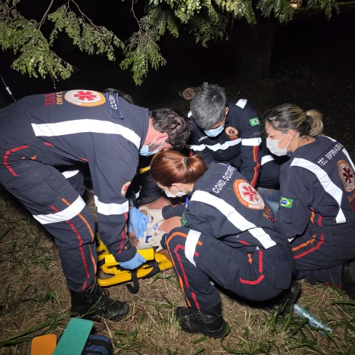 Motorista de aplicativo encontra motociclista ferido em ribanceira e ajuda a salvar sua vida na PR-317