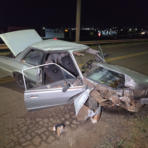 Carro fica destruído após colisão com poste na marginal do Contorno Norte