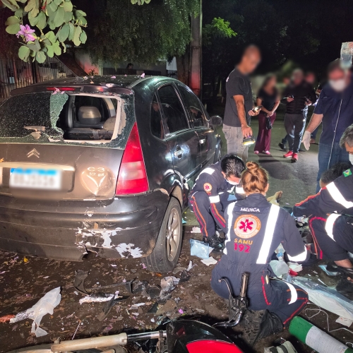 Motociclista sem capacete fica em estado gravíssimo após bater na traseira de carro em Maringá