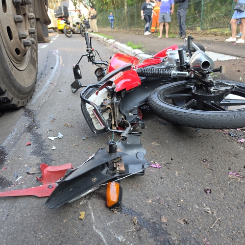 Pedestre grita e evita que caminhão passe por cima de casal em moto