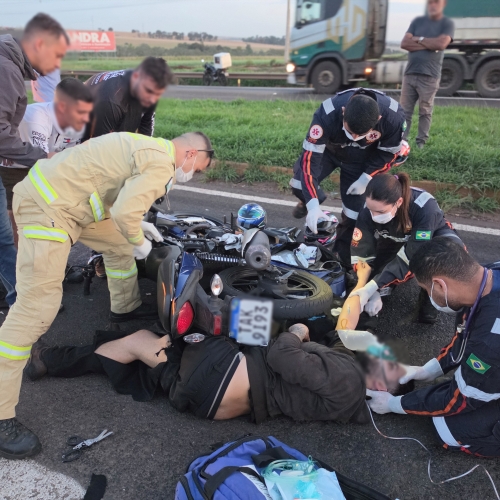 Motociclista bate em carreta e tem peça da moto cravada na perna na rodovia BR-376