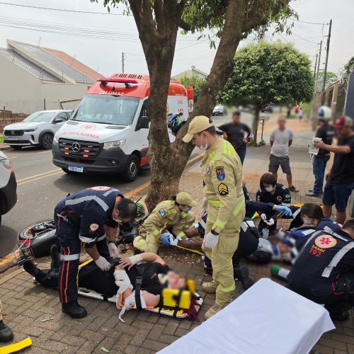 Moto bate contra árvore e deixa duas pessoas feridas; piloto sofreu fratura exposta