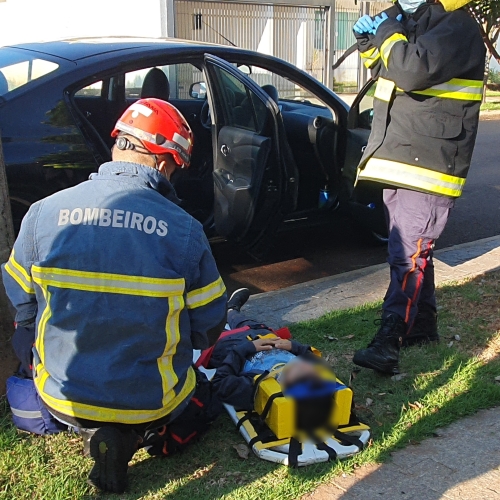 Batida violenta destrói dois carros e deixa mulher e criança feridas em Maringá