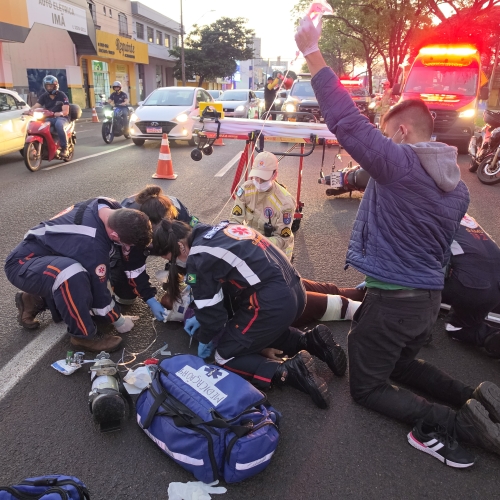 Moto de alta cilindrada atinge traseira de Biz e deixa duas mulheres feridas em Maringá