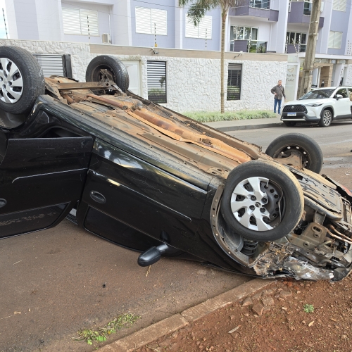 “Conquistei com muito suor”: mulher se abala ao encontrar primeiro carro capotado em Maringá
