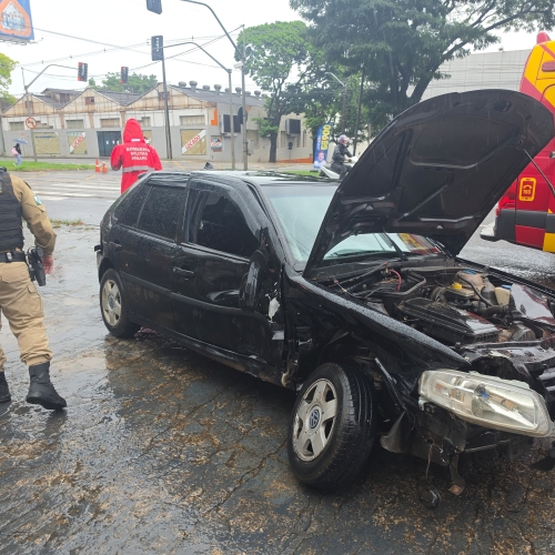 Fuga após atropelamento termina em acidente na Avenida Colombo; motorista apresentava sinais de embriaguez