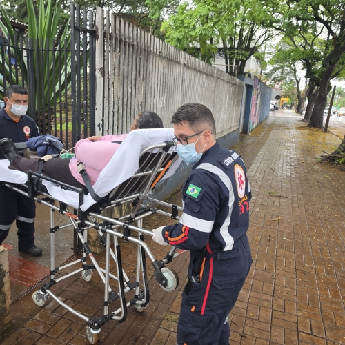 Explosão de panela de pressão deixa mulher ferida dentro de escola em Maringá