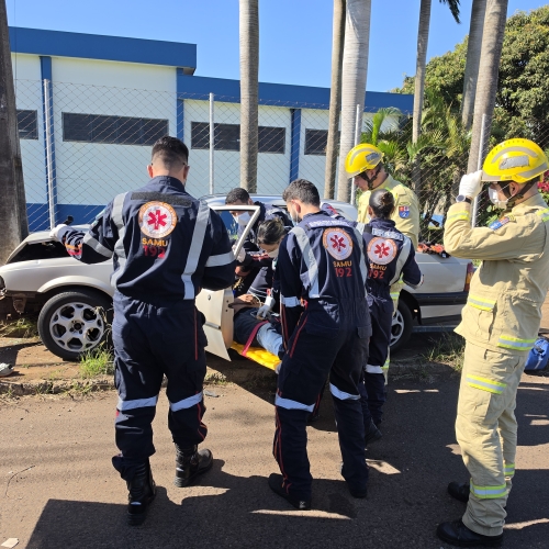 Monza fica destruído após bater contra poste na marginal da PR-323