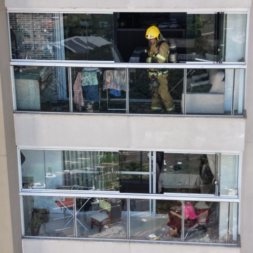 Incêndio em quadro de energia espalha fumaça por torre residencial e mobiliza várias equipes de resgate