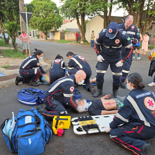 Motoneta com dois adolescentes colide com ônibus e deixa feridos no Parque Hortência