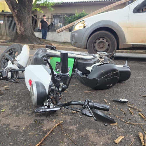 Casal sem capacete fica ferido após motoneta elétrica invadir preferencial em Maringá