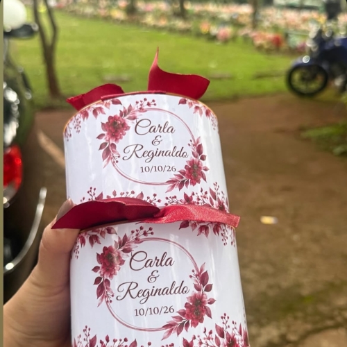 Lembrancinhas do casamento são distribuídas durante sepultamento de motoboy que morreu em acidente