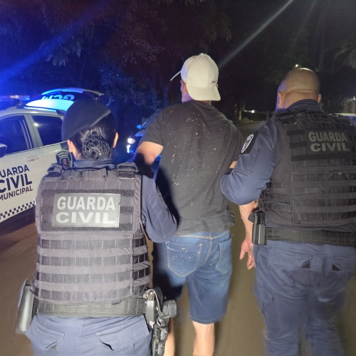 Motorista com sinais de embriaguez é detido após bater, fugir e abandonar carro em Maringá