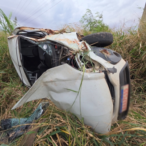 Motorista é ejetado de utilitária durante capotamento na PR-317, em Maringá