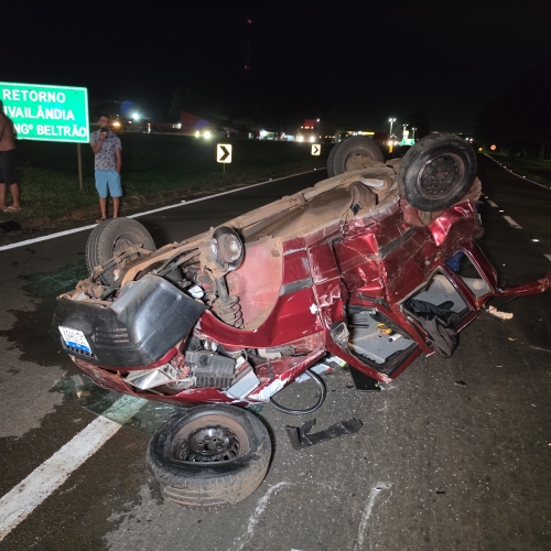 Motorista é ejetado após Fiat Uno capotar em colisão na PR-317