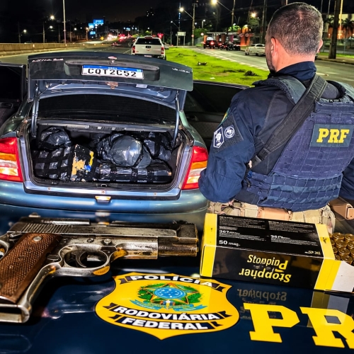 Perseguição termina com acidente, motorista ferido, apreensão de 320 quilos de maconha e pistola em Maringá
